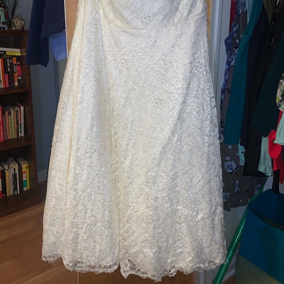 Strapless T-length lace wedding dress. Never worn - Picture 2 of 3
